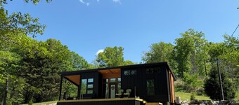 TJS Lake Getaway is a cozy and welcoming retreat within a mile from Lake Barkley