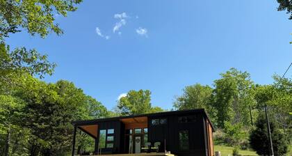TJS Lake Getaway is a cozy and welcoming retreat within a mile from Lake Barkley