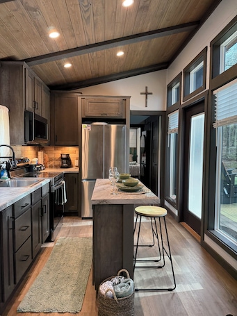 Fridge, microwave, oven, stovetop. TJS Lake Getaway is a cozy and welcoming retreat within a mile from Lake Barkley