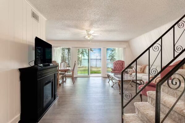 Smart TV, fireplace, DVD player, books - Leave it all behind and relax at Little Ladies Lake House. (Chandler)