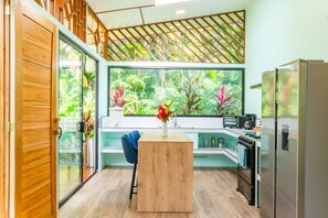 Private kitchen - Discover a rare architectural gem where the rainforest meets refined living (Limón)