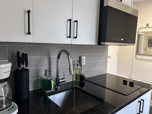 Mikrowelle, Herdplatte, Wasserkocher mit Kaffee-/Teezubehör, Toaster