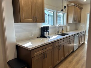 Microwave, oven, stovetop, dishwasher - Serene 2-bdrm house by Kiwanis Park in Bremerton perfect for relaxing getaways (Bremerton)
