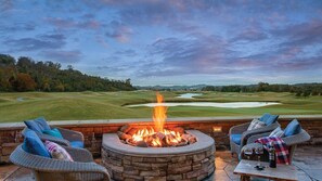 Ein Lagerfeuer mit Blick auf einen Golfplatz.