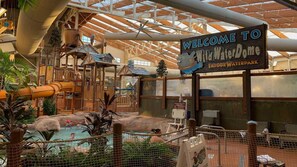 Ein Indoor-Wasserpark mit einem Schild, auf dem 'Welcome to Wild WaterDome Indoor Waterpark' steht.