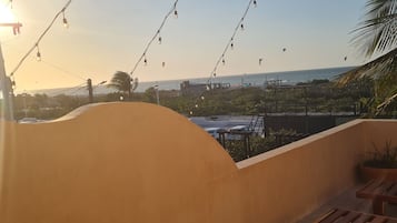 Rom – deluxe, balkong, strandutsikt (SUNSET) | Terrasse/patio