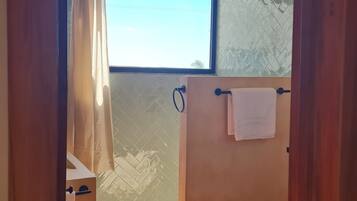 Kahden hengen perhehuone (yksi tai kaksi sänkyä), näköala puutarhaan (COVE) | Kylpyhuone