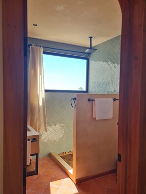 Kahden hengen perhehuone (yksi tai kaksi sänkyä), näköala puutarhaan (COVE) | Kylpyhuone