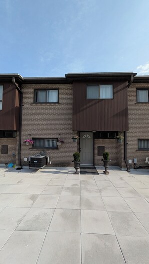 Exterior - Private Room (#2) Near Don Mills Subway, Fairview Mall & Seneca College (Toronto)