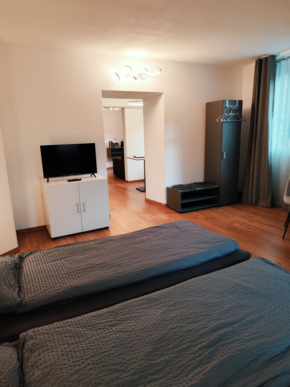 Quadruple Room, 1 Double Bed with Sofa bed | In-room safe, desk, laptop workspace, blackout curtains - B&B Berninapass (Poschiavo)