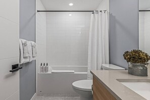 A modern bathroom with a shower, toilet, and sink. - 2BR Townhome with Mountain View 3min from DT Canmore (Canmore)