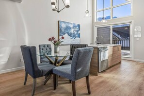 Interior - 2BR Townhome with Mountain View 3min from DT Canmore (Canmore)