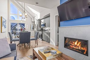 TV, fireplace - 2BR Townhome with Mountain View 3min from DT Canmore (Canmore)