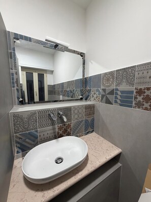 Shower, hair dryer, bidet, towels - Large studio apartment in the center and not far from the sea (Peschici)