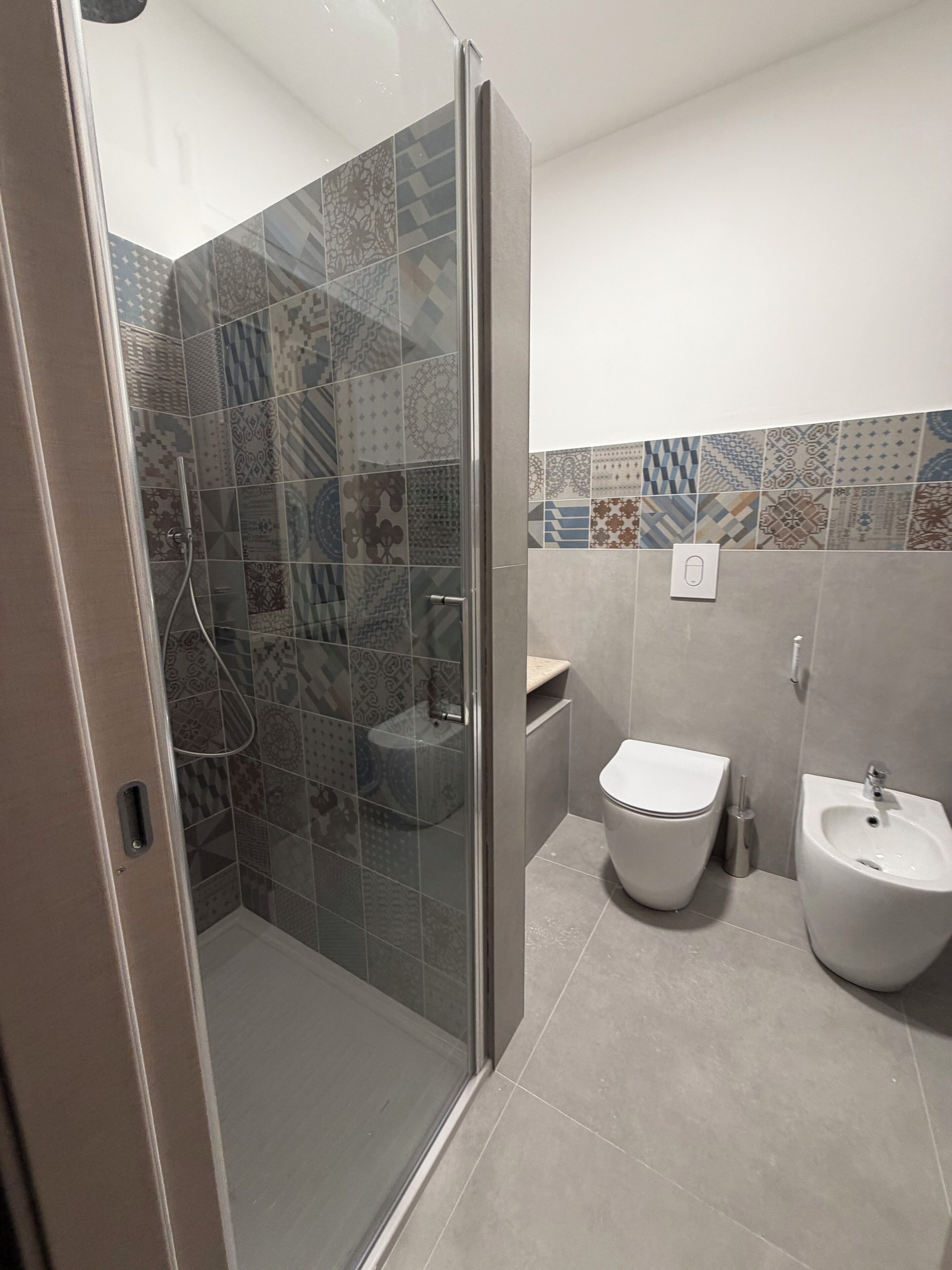 Een douche, een haardroger, een bidet, handdoeken