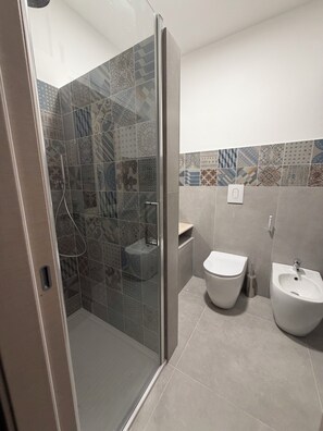 Douche, sèche-cheveux, bidet, serviettes fournies