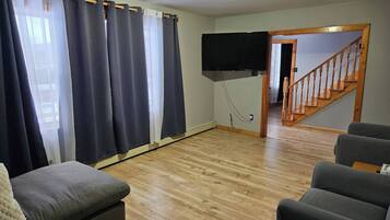 House, 4 Bedrooms, Smoking, Patio | Living room