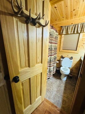 Haartrockner, Handtücher, Seife, Toilettenpapier