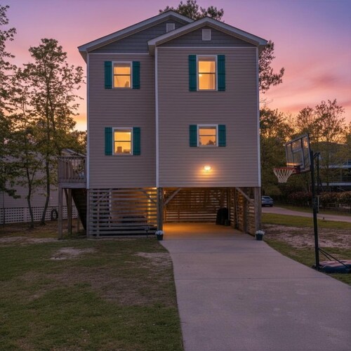 3BR beach house in Colington Harbour, minutes to beach & sound views.