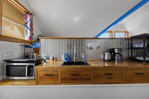 Mikrovågsugn, spishäll, kaffe- och tebryggare och grytor/köksredskap