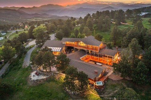 Mountain Top Luxury Red Rocks Hot tub Sauna Views