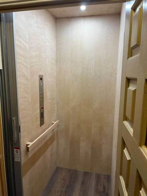 Interior - Mountain Top Luxury Red Rocks Hot tub Sauna Views (Golden)