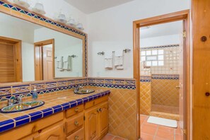 Shower, towels, shampoo - Spacious Las Conchas Home l Casa de las Garzas (Puerto Peñasco)