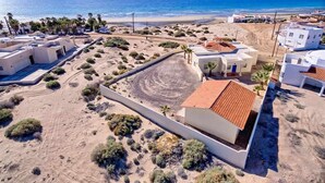 Una località balneare con edifici bianchi, spiagge sabbiose e vista sul mare.