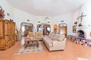 TV - Spacious Las Conchas Home l Casa de las Garzas (Puerto Peñasco)
