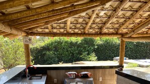 An outdoor kitchen area with a countertop, a sink, and a grill. - Cozy house. 5 km from BR 040 highway, 10 km from the shopping mall and 15 km from Lagoa Paulino lagoon. (Barreiro de Sete Lagoas)