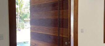 Cozy house. 5 km from BR 040 highway, 10 km from the shopping mall and 15 km from Lagoa Paulino lagoon.