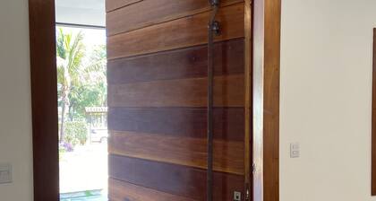 Cozy house. 5 km from BR 040 highway, 10 km from the shopping mall and 15 km from Lagoa Paulino lagoon.