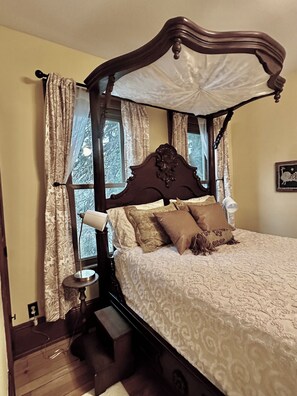 5 bedrooms, iron/ironing board, WiFi, bed sheets