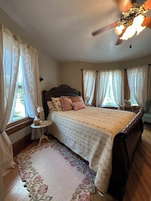 5 bedrooms, iron/ironing board, WiFi, bed sheets