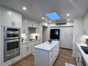 Fridge, microwave, oven, stovetop - Cozy South Bay Retreat (Torrance)