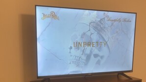 En tv-apparat placerad på ett träskåp med lådor.