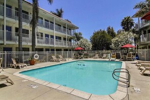 Outdoor pool - Vagabond Inn - Carpinteria North (Carpinteria)