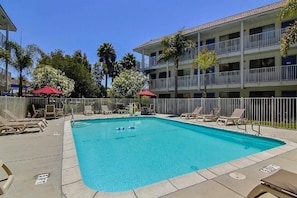 Outdoor pool - Vagabond Inn - Carpinteria North (Carpinteria)