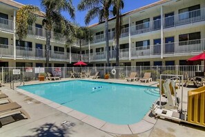 Outdoor pool - Vagabond Inn - Carpinteria North (Carpinteria)