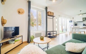 TV, books - Douceur de vivre : Maison tout confort & jardin (Bénodet)