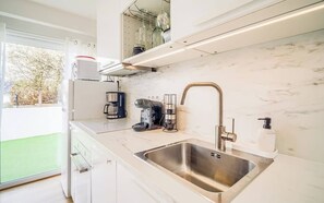 Fridge, microwave, oven, stovetop - Douceur de vivre : Maison tout confort & jardin (Bénodet)