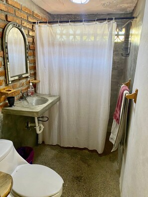 Douche, serviettes fournies, savon, papier toilette