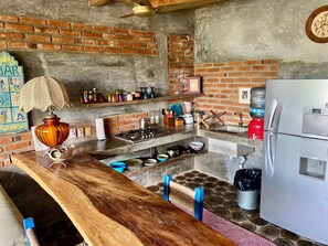 Kylskåp, spishäll, kaffe- och tebryggare och brödrost