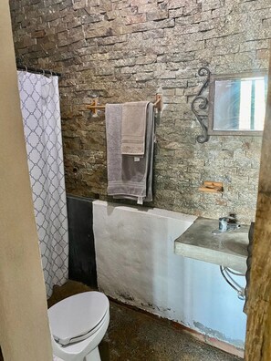 Doccia, asciugamani, sapone, carta igienica