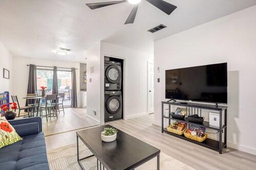 Charming, Remodeled Home Near Square & SWU