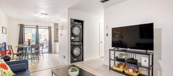 Charming, Remodeled Home Near Square & SWU