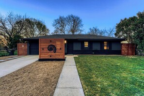 Exterior - Charming Georgetown Stay Near Square (Georgetown)