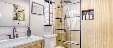 Douche, sèche-cheveux, serviettes fournies, shampoing
