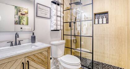 Charming and Remodeled Home Near Square & SWU