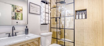 Charming and Remodeled Home Near Square & SWU